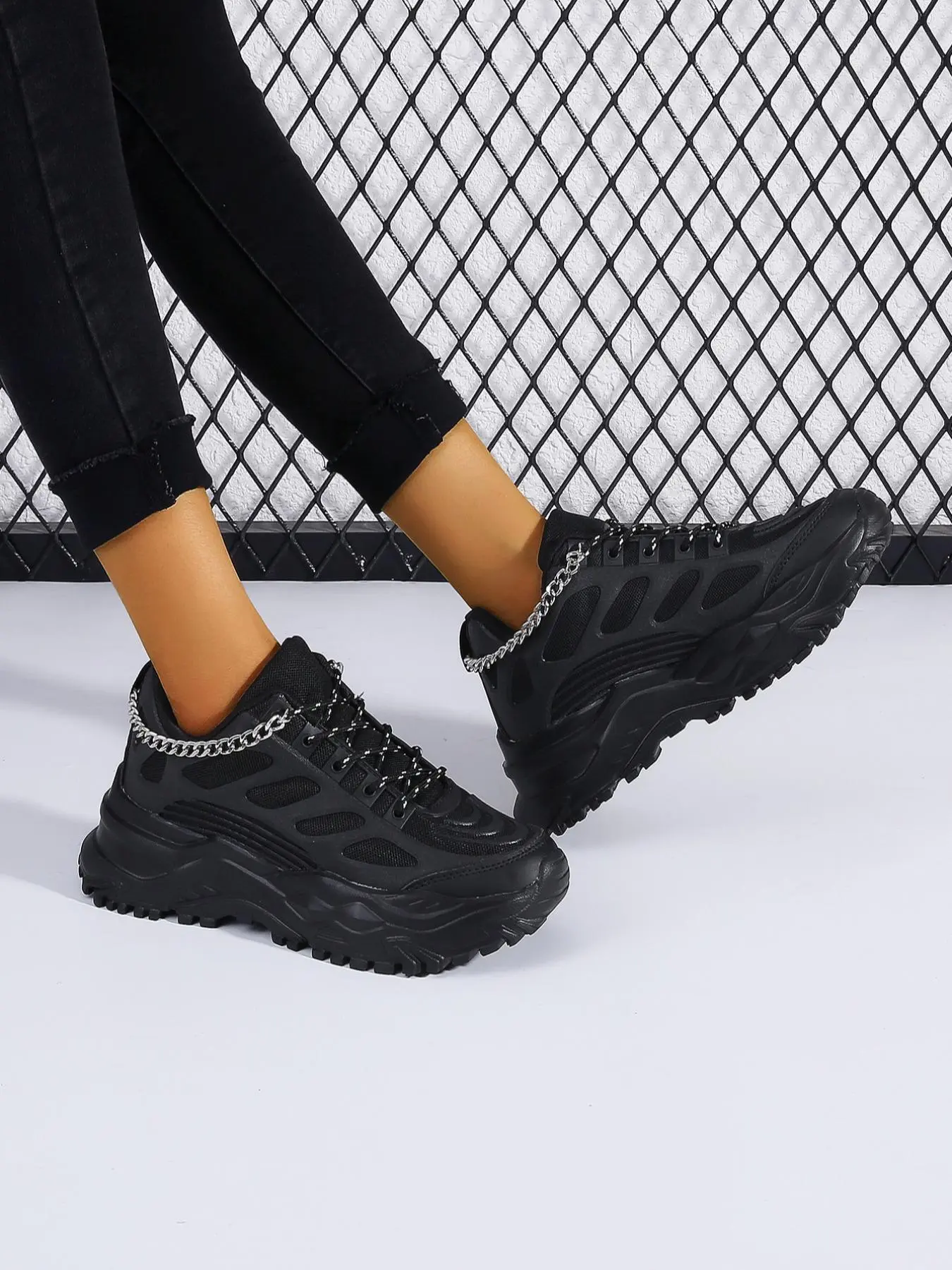 Women's Fashion Chain Decorated Lace Up Low Top Platform Sneakers, Casual Sporty Round Toe Shoes, Female All-match Chunky Sneakers For Daily Wear