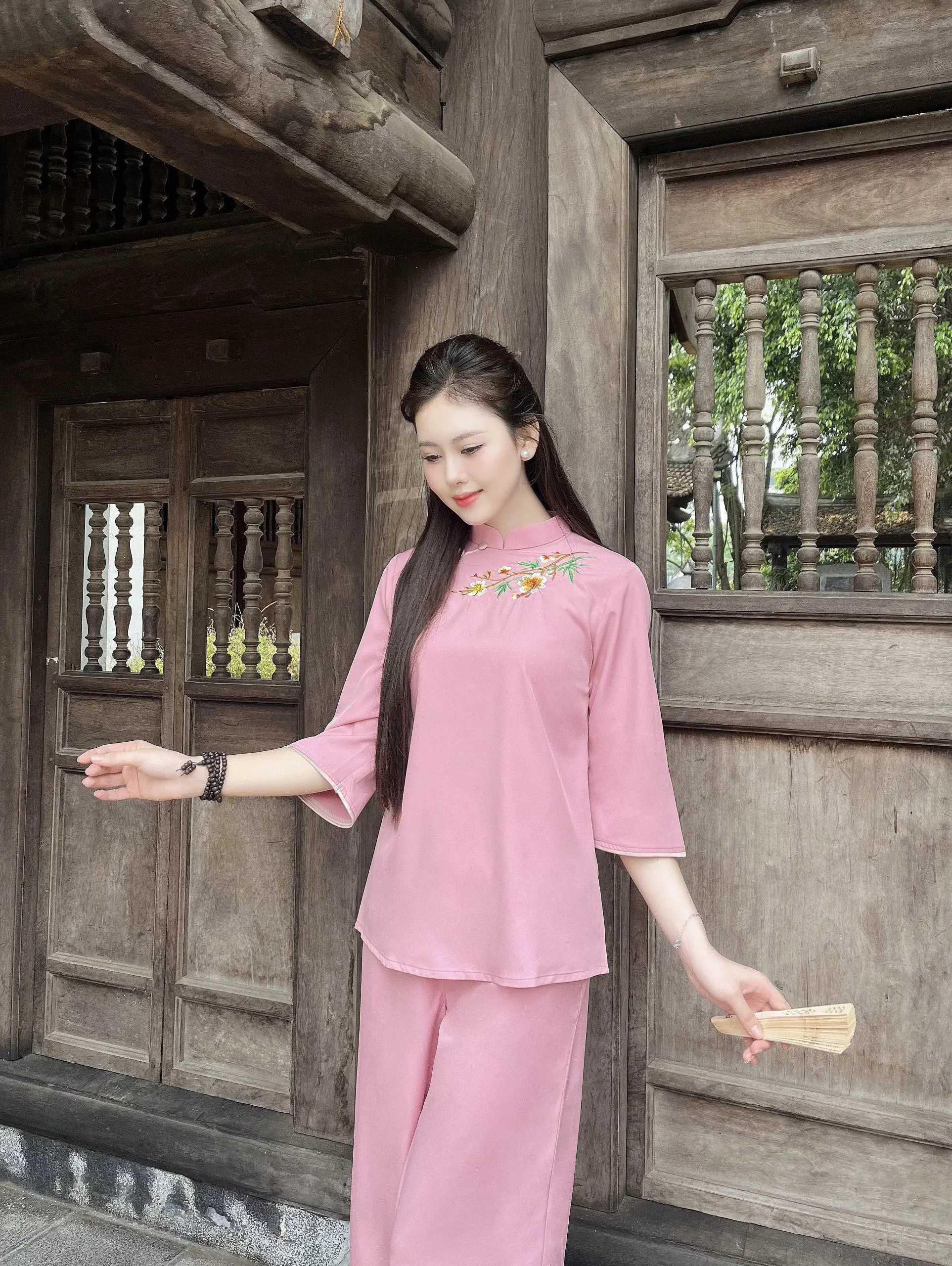 Set pháp phục Huyền Trang đi chùa, chất liệu lụa trượt cao cấp mềm mại, thoáng mát, họa tiết thêu thủ công tinh tế, thiết kế kín đáo trang nghiêm