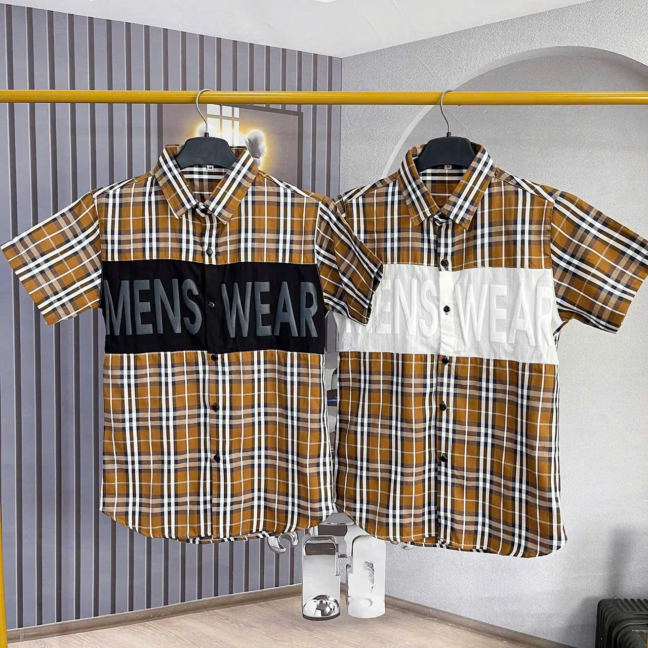Áo sơ mi nam vải lụa thoáng mát mẫu mới caro nâu tay cộc thân phối in chữ MENS WEAR  THÚY NGÂN FASHION Menswear Shirt Có Cổ