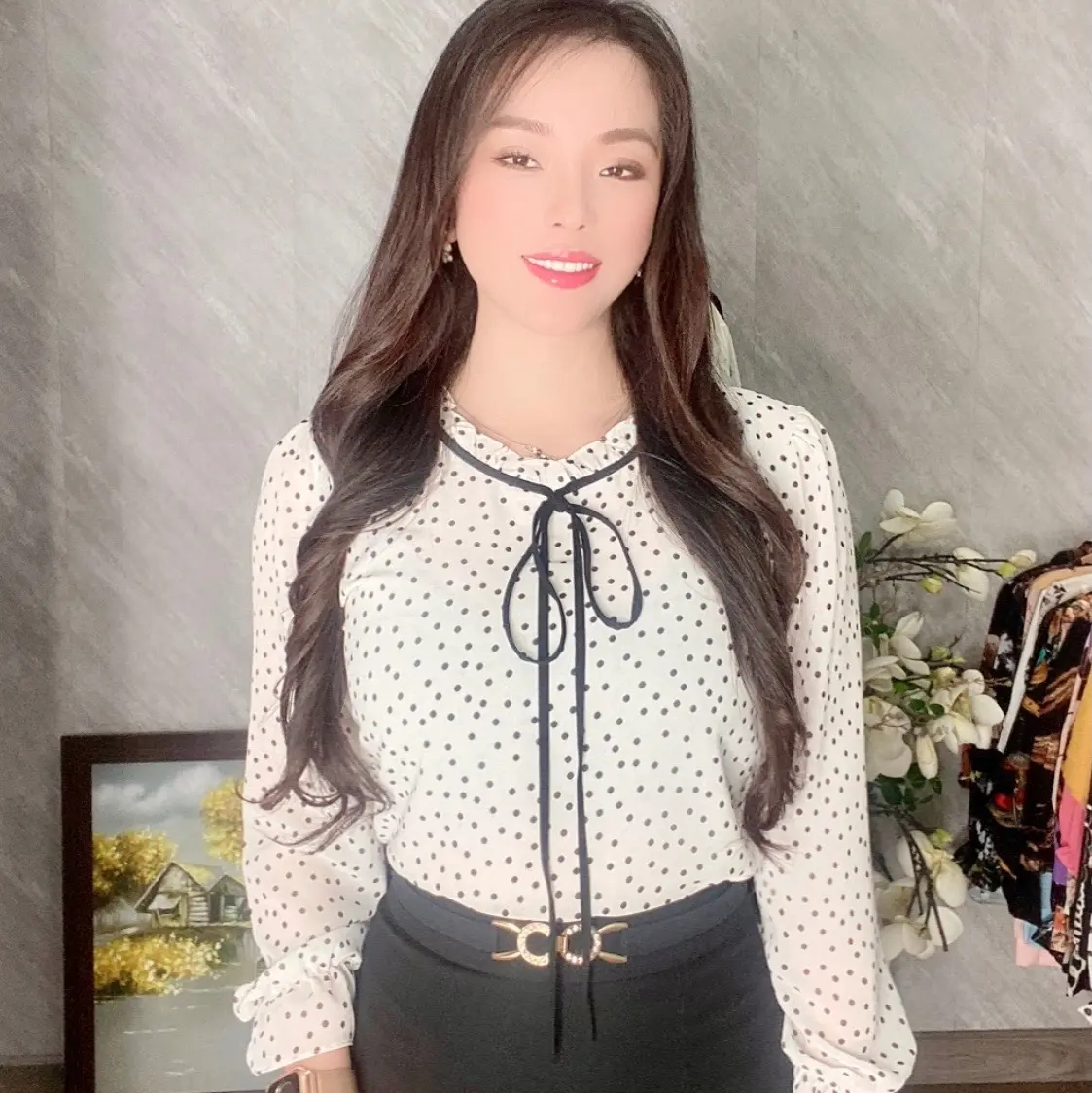 Áo cồ bèo cột nơ xinh xắn và sang trọng Cổ tròn Có hoa Cổ chữ V