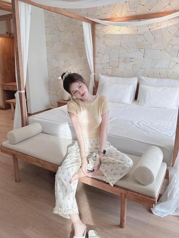 set đồ bộ nữ áo thun len tăm mỏng cổ tròn kết hợp quần hoa nhí ống suông phối gấu Sen Voi