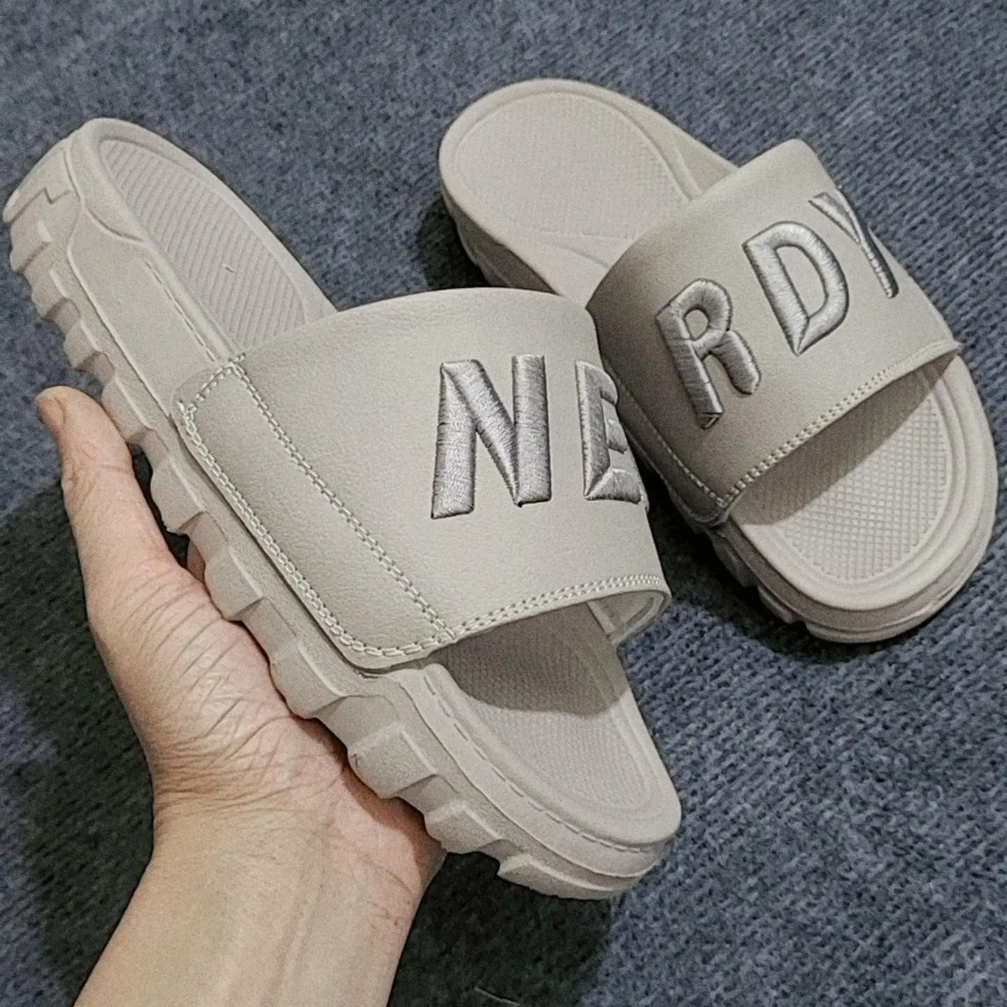 Dép NERDRY dáng hàn màu cafe g7 Nam DéP Slipper Cao Su Đế Bằng Quai Ngang