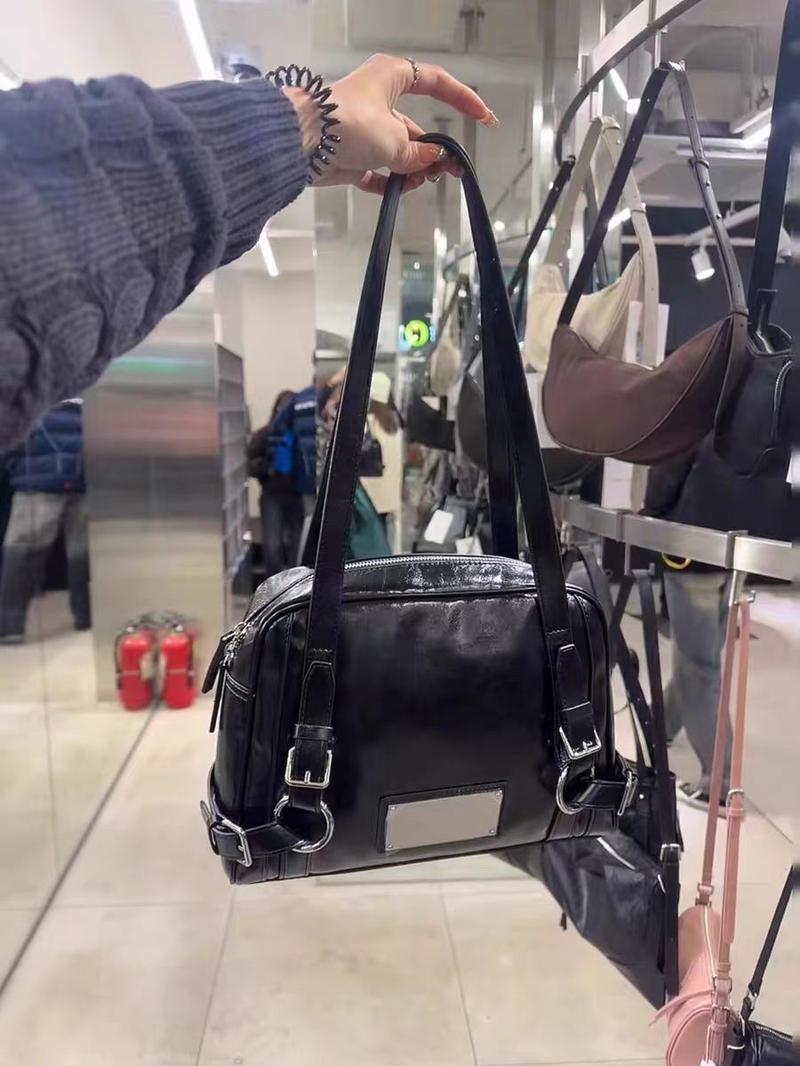 Product Introduction of 2025 South Korea New Shoulder Motorcycle Bag Special-Interest Design Bowling Bag Commuter Large Capacity Totes Vintage Handbag 6