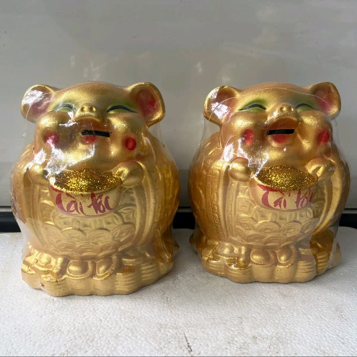 Ông địa thần tài ôm thỏi vàng