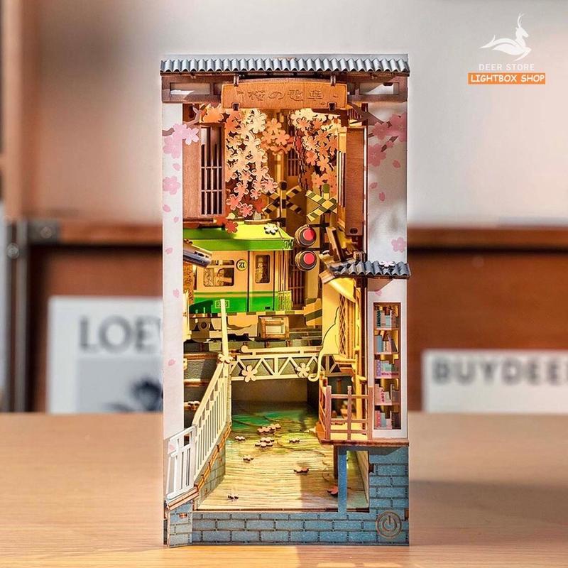 Mô hình Book Nook tự lắp ráp bằng gỗ Rolife Sakura Densya TGB01 Tháo Lắp Bộ Lắp Ráp Toy Đồ Chơi