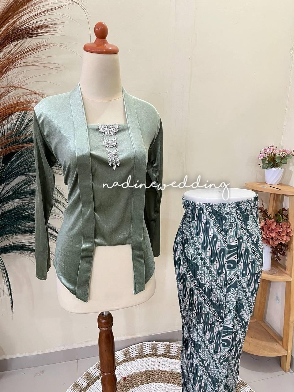 [1 Set, Hijau Sage] Kebaya Kutubaru + Rok Plisket / Motif Malika Hijau
