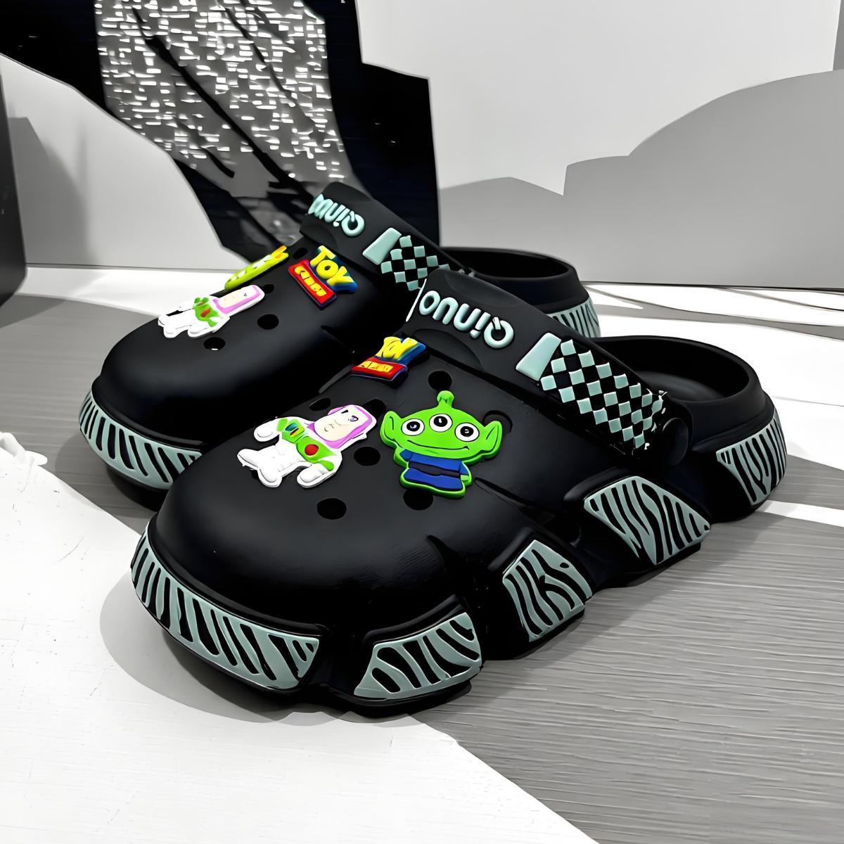 HappySandal Sandal Bakiak Pria Stylish Anti Selip Desain Kartun One Piece Bahan Karet Ringan Tebal Tahan Lama Cocok untuk Jalan Jauh