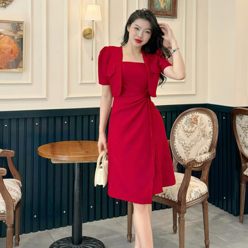 Set đầm nữ 2 dây phối áo khoác thiết kế Nhật Vy form dáng nhún eo tà đắp chéo cách điệu chất lụa sọc gân màu đỏ sang trọng phù hợp đi tiệc dạo phố công sở đơn giản thanh lịch - DA2818 Women Dress đỏ Nhung
