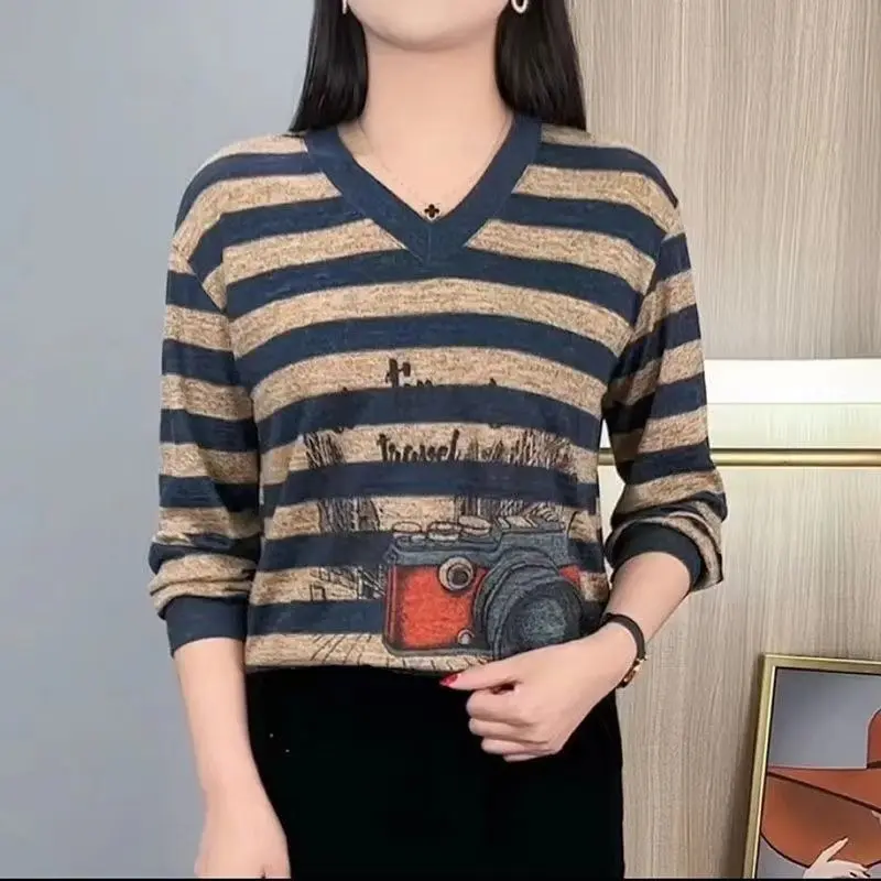 Áo Lớp Nền Cho Mẹ TRUNG NIÊN, Thời Trang Mới Mùa Thu 2024, Dài Tay, Sọc, Cổ Chữ V, Phong Cách Phương Tây, Áo Mỏng, Dành Cho Phụ Nữ
