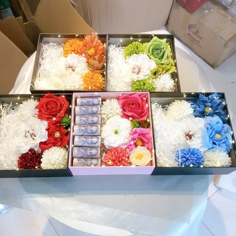 Hộp vuông hoa lụa để tiền hoặc nước hoa Mỹ phẩm (có kèm hoa lụa) tặng thiệp, rơm, đèn nháy