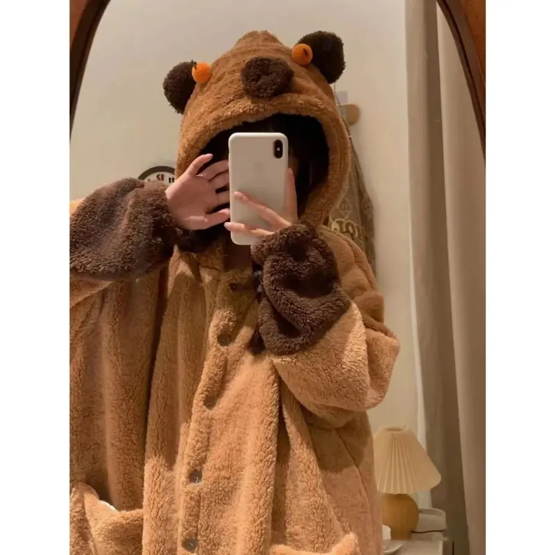 (FreeSize 40~65kg)Áo choàng ngủ Capybara dáng rộng vải lông cừu mềm mại có mũ trùm đầu(MHB00170BBVT) 2