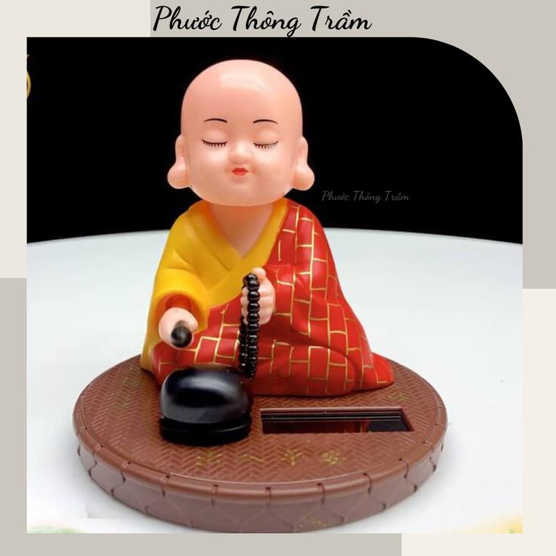 Tượng Chú Tiểu Gõ Mõ Tụng Kinh Dùng Năng Lượng Mặt Trời Cực Độc Đáo - Phước Thông Trầm Decor Phòng