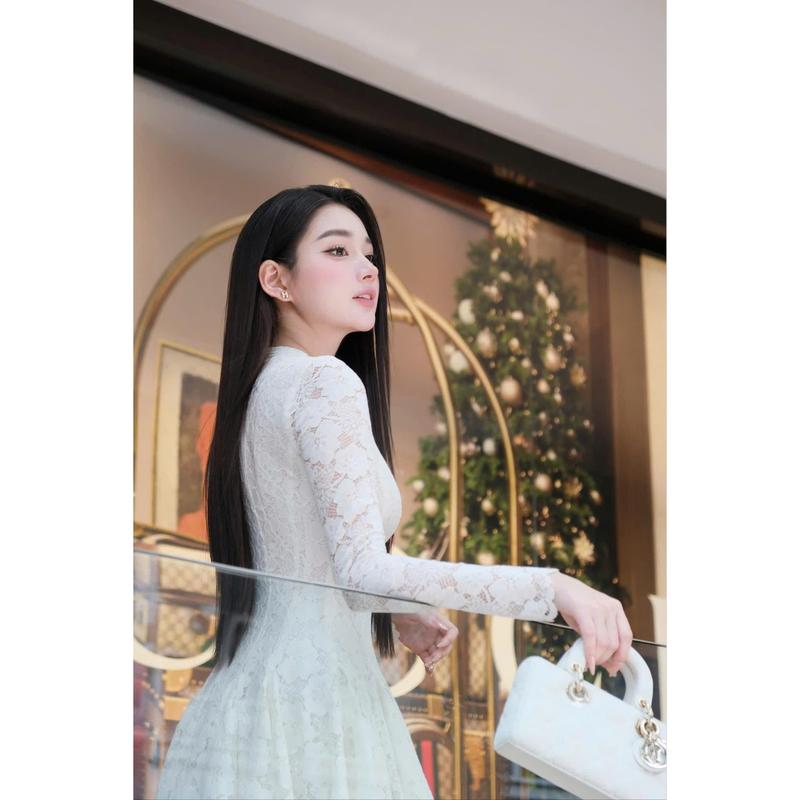 Product Introduction of Đầm dự tiệc ren hoạ tiết dáng ngắn tay dài màu trắng màu kem sang trọng ( kèm quần bảo hộ ) 18