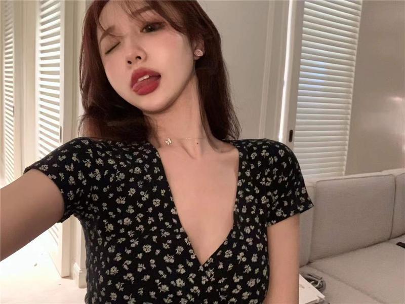 Product Introduction of Áo Thun Hoa Cổ Điển Mỹ Thiết Kế Chéo Cổ Chữ V, Dáng Ôm, Cropped Xén, ngắn Tay Áo, Áo Cánh Nữ Top Shirt Women 8