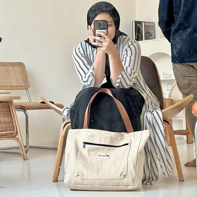 Prassa.ku | Gezi Bag - Zipper | Oversized Totebag Pria Wanita | Tas Tambahan Koper Travel Bahan Canvas Banyak Kantong 1