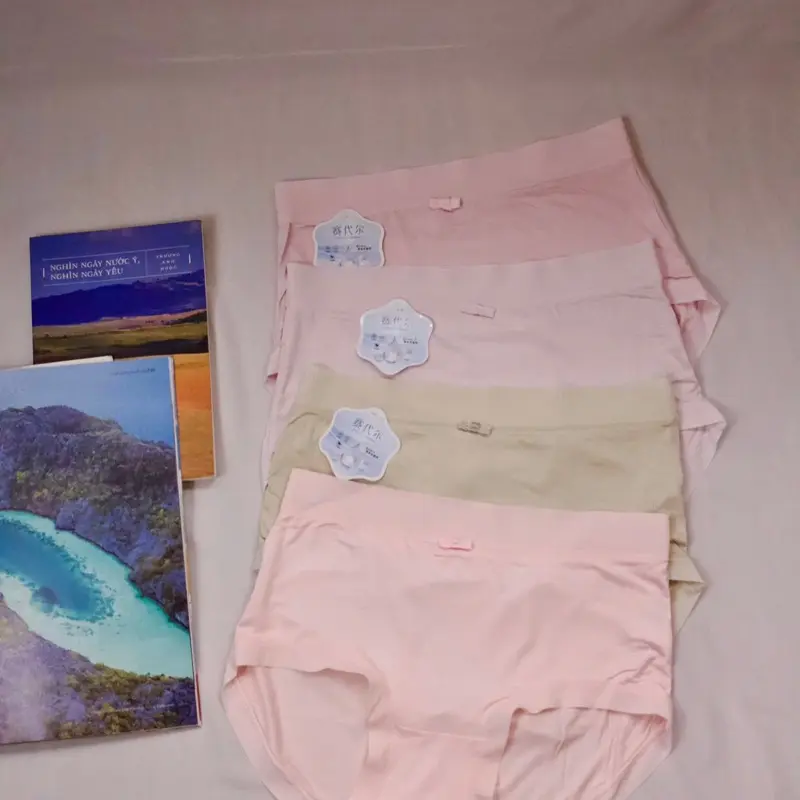 567 QUẦN LÓT NỮ MỀM MÁT HỌA TIẾT NƠ  Chất liệu : Cotton lạnh siêu mềm mại, thoáng mát cực kỳ.  Màu sắc : Toàn màu đẹp, tươi sáng, trẻ trung.  Free size cho các chị, các em dưới 60kg.  Với những phân loại Khách Hàng vui lòng Nhắn Tin cho shop để đư