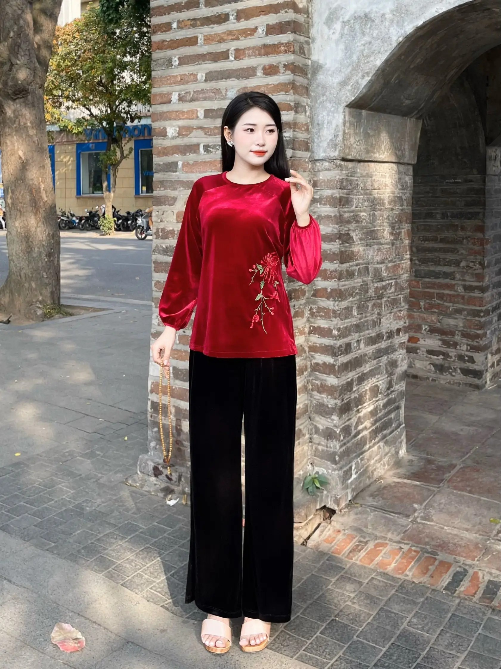 Set pháp phục Huyền Trang, chất nhung the cao cấp sang trọng, áo tay dài quần suông tôn dáng, họa tiết hoa thêu thủ công quý phái