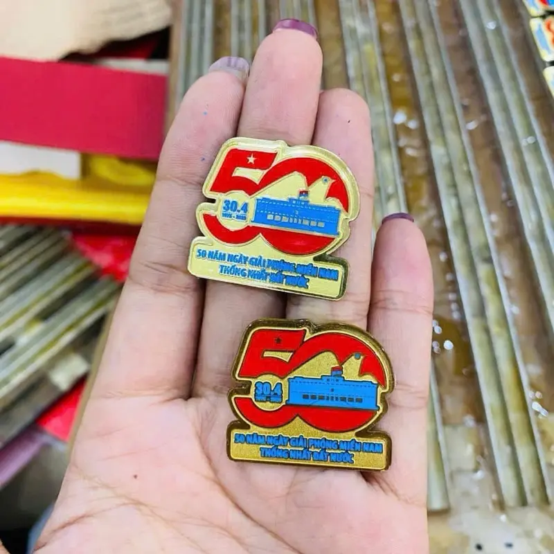 Huy hiệu Kỷ niệm 50 năm Giải Phóng Miền Nam, Thống Nhất Đất Nước 2025, Cờ Giải Phóng và Combo Huy Hiệu A50 3