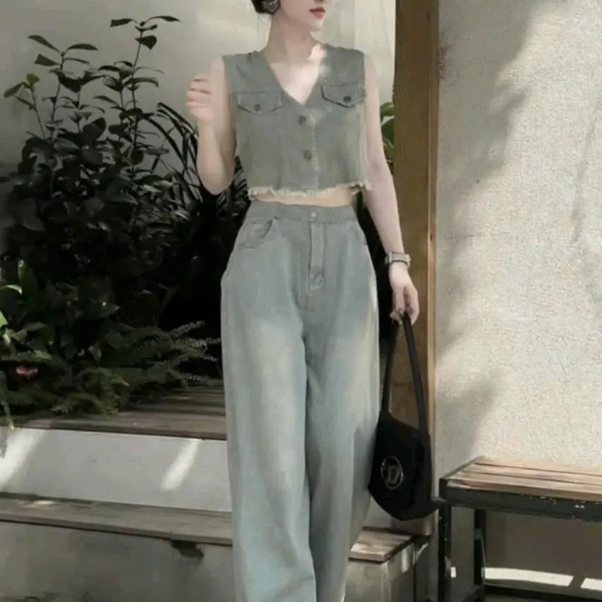 Sét thiết kế Jean qc cá tính năng động cho nàng đi chơi lễ Tết, Áo gile croptop tua rua cài nút kèm quần dài ống suông loang tôn dáng Ong Kem Có Túi Menswear