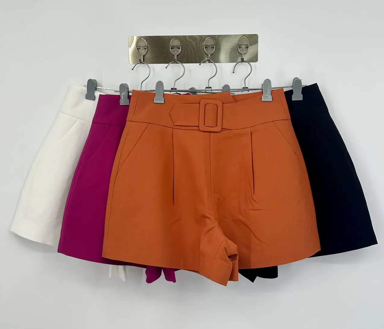 Quần short có túi màu trơn phối nút phong cách thường ngày cho nữ (Cam/Đen/Trắng/Hồng)