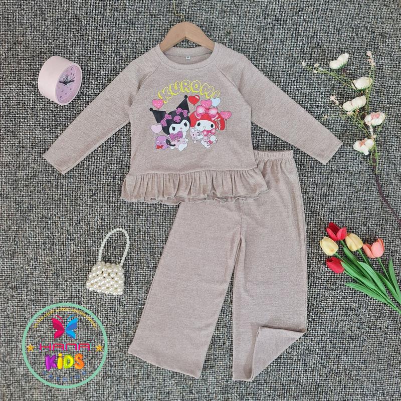 (8-30 kg) Bộ bé gái quần dài áo tay dài.chất liệu thun tăm lông thỏ mềm mịn in hình koromi dễ thương,thích hợp mùa thu đông.sét bộ cho bé gái từ 8kg tới 30kg cao cấp của HANAKIDS thun cotton Tã