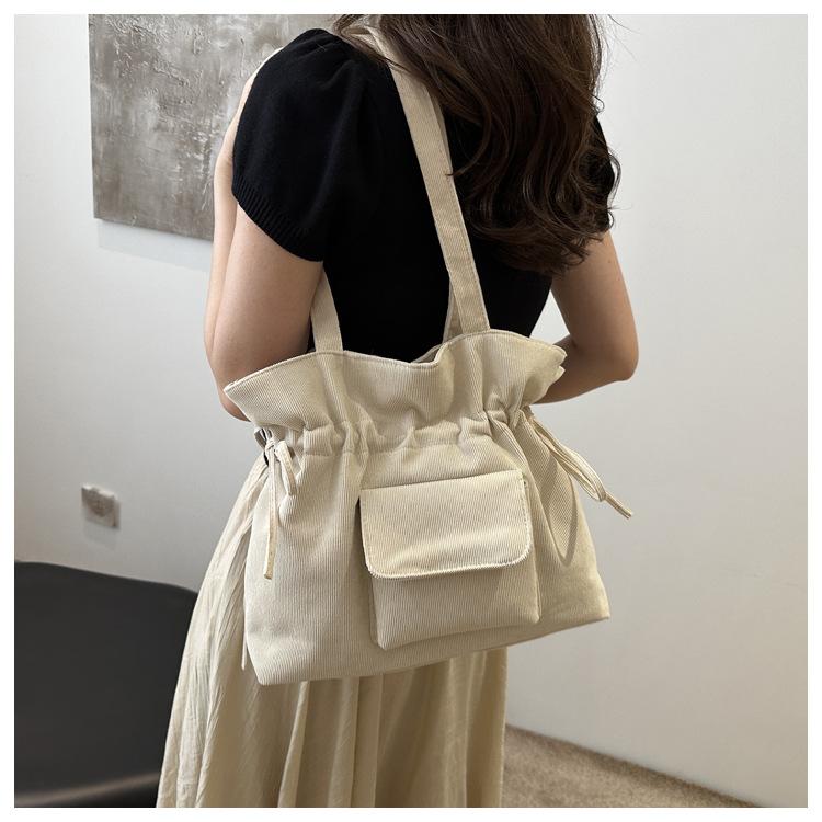 Product Introduction of New Korean Style Simple Shoulder Bag for Women with Drawstring Design, Fashionable Niche Commuter Underarm Bag, Elegant Versatile Handbag 23