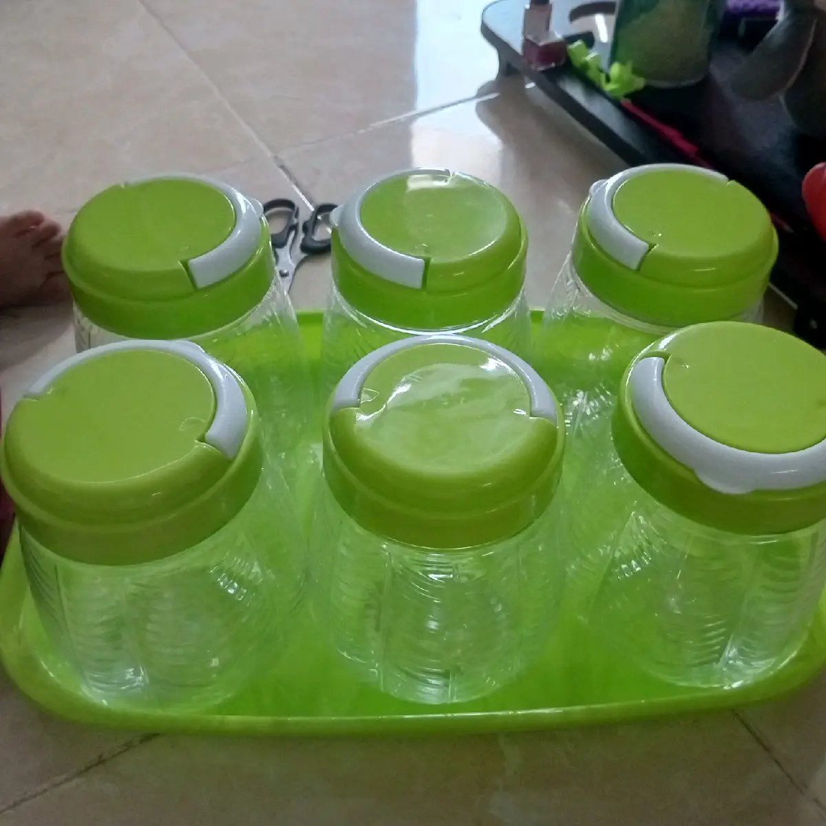Rak dapur warna merah, piring, tempat tisu