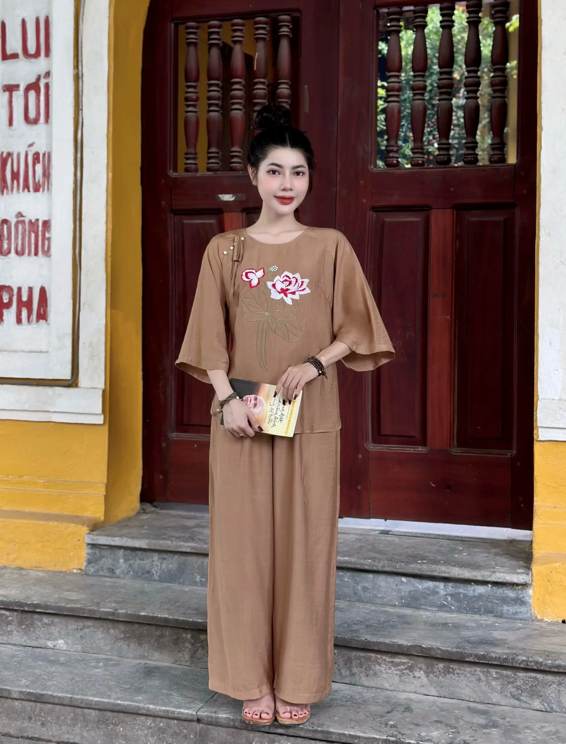 Set pháp phục Huyền Trang đi chùa, chất liệu đũi linen cao cấp mềm mại, thoáng mát, họa tiết thêu thủ công tinh tế, thiết kế kín đáo trang nghiêm