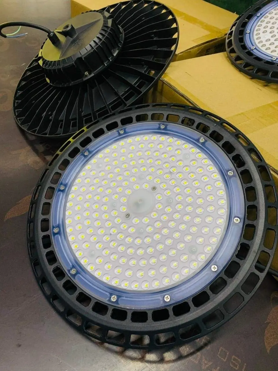 Đèn pha led UFO cao cấp treo nhà xưởng, kho bãi 100w 150w 200w,đèn treo siêu sáng trong nhà