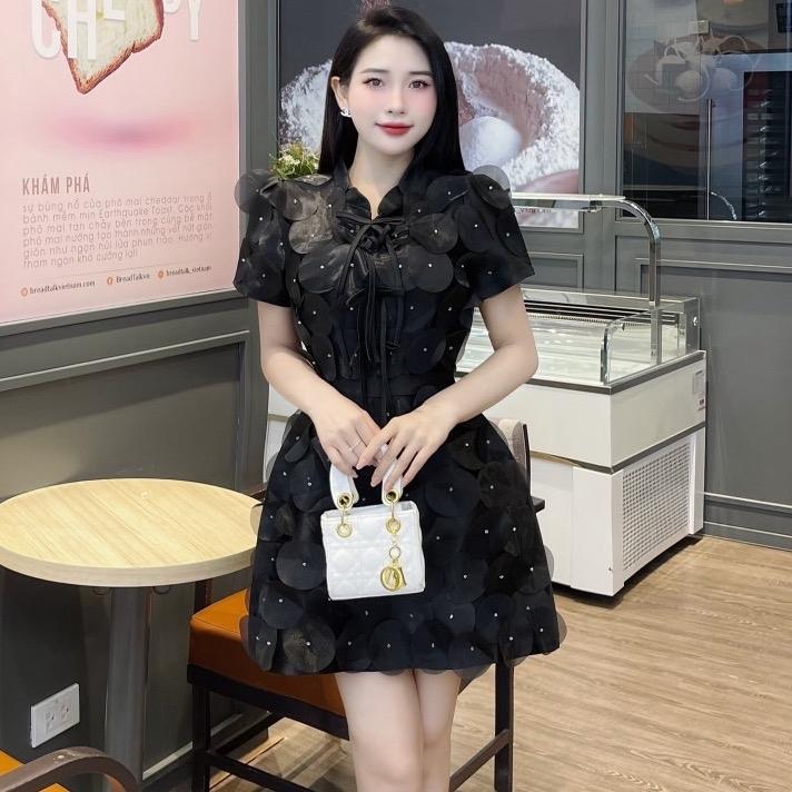 ￼Váy thiết kế dáng A cổ tàu phối dây nơ- Khâu đính hoa thủ công thắt nơ trước, đầm dự tiệc, đi chơi đi làm. Đầm thiết kế tôn dáng che khuyết điểm. 2 tông màu dễ mặc. Nữ Women Kem Dress Lịch váy  tiệc   váy thường mặc dam  didam cuoi váy  tay phồng váy  cổ 3