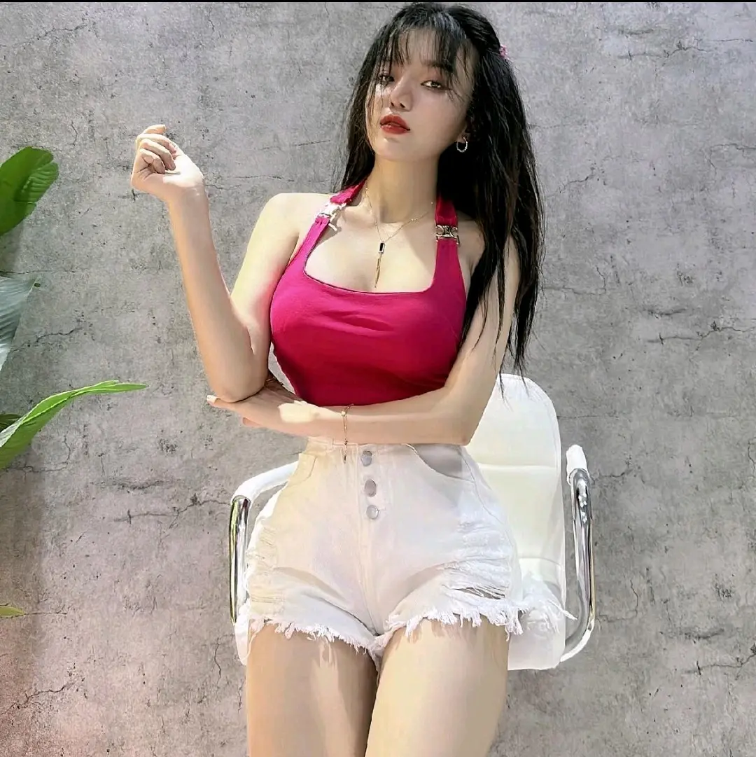 Áo cổ yếm có 2 bạ  vàng trên vai phom crt có mút đệm