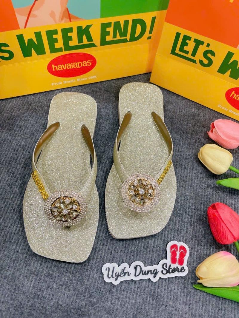 Product Introduction of Dép Nữ Vuông Si Nhũ Vàng Kèm Charm HVN 22
