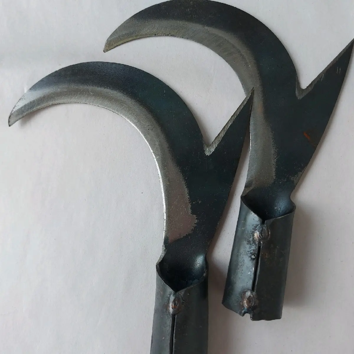 1 câu  liêm  dựt trái  dừa  (dụng cụ làm vườn)