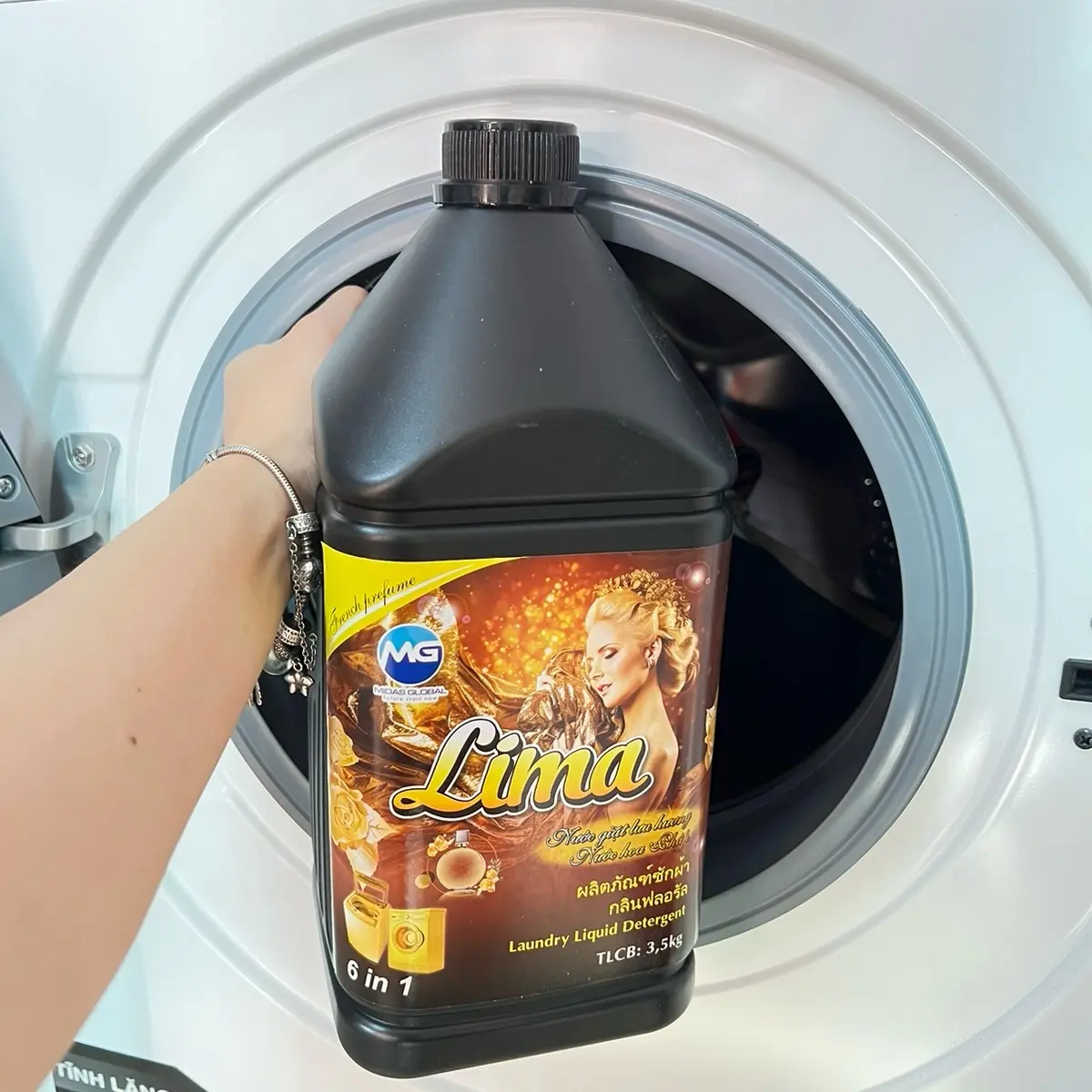 Nước giặt xả Lima 6 trong 1 màu đen vàng 3,5kg Làm Sạch