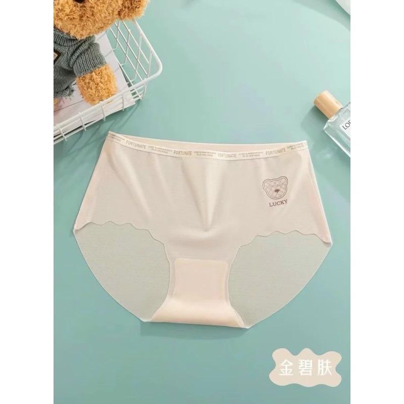 8961 QUẦN LÓT NỮ KHÁNG KHUẨN CẠP VỪA CHẤT COTTON TĂM MỊN - FREESIZE - QUẦN CHIP NỮ  Xuất xứ: QC loại 1 Chất Liệu: Cotton co giãn 4 chiều siêu mịn siêu mềm, thoáng mát Size: Freesize 44-60kg (eo hông từ 65-90cm, V3 từ 70-95cm) 1