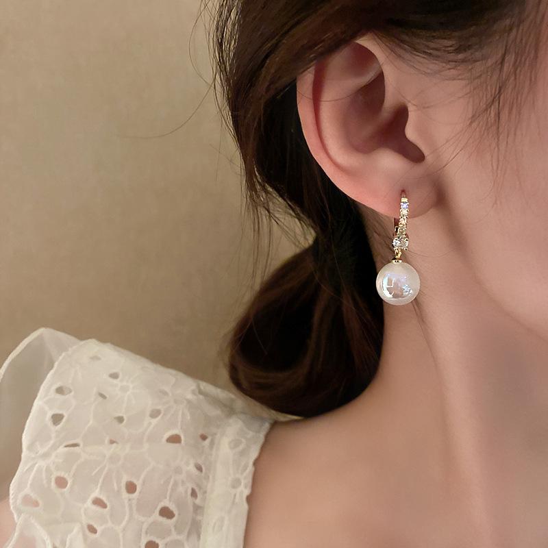 Product Introduction of Rainbow Electroplated Mermaid Pearl Earrings| 2025 Spring Hypoallergenic Titanium Ear Studs| Women's Minimalist Korean-Style Jewelry| Cross-Border Exclusive Daily Premium Accessories 3