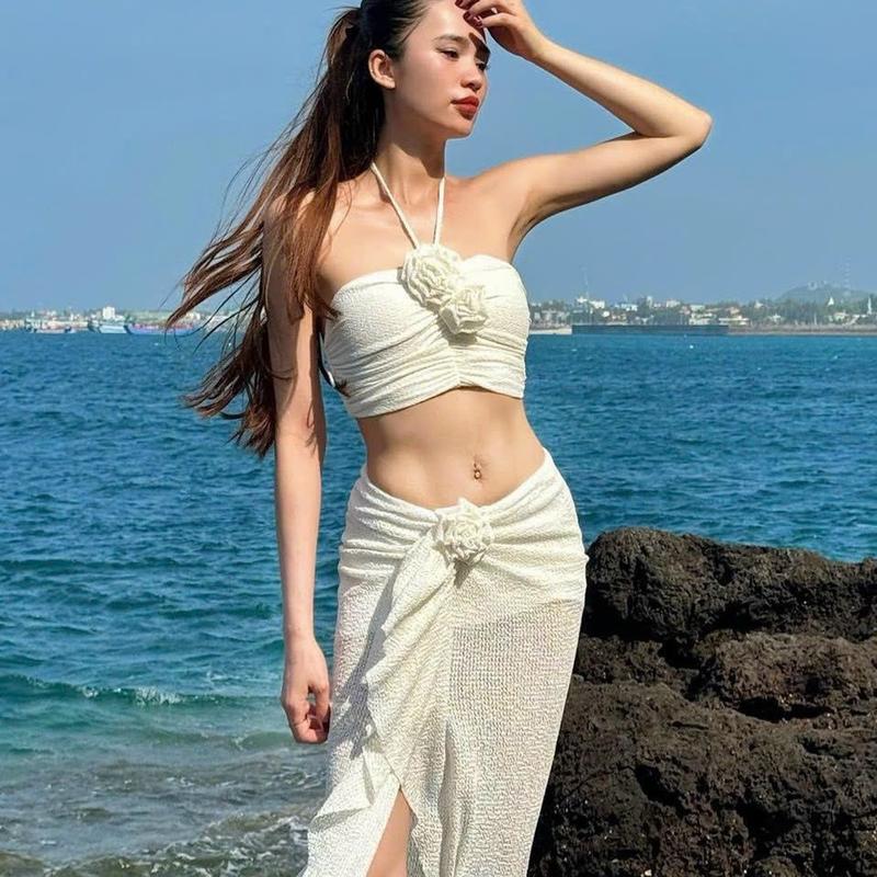 Sét hót mùa đi biển của chị em nhà mình gồm áo bra có mút ngực dày kèm bông chuẩn hình với chất vải xốp cát như hình chân váy có lót quần dài xẻ chuẩn xịn luôn nè Kem Nữ Voi Đen