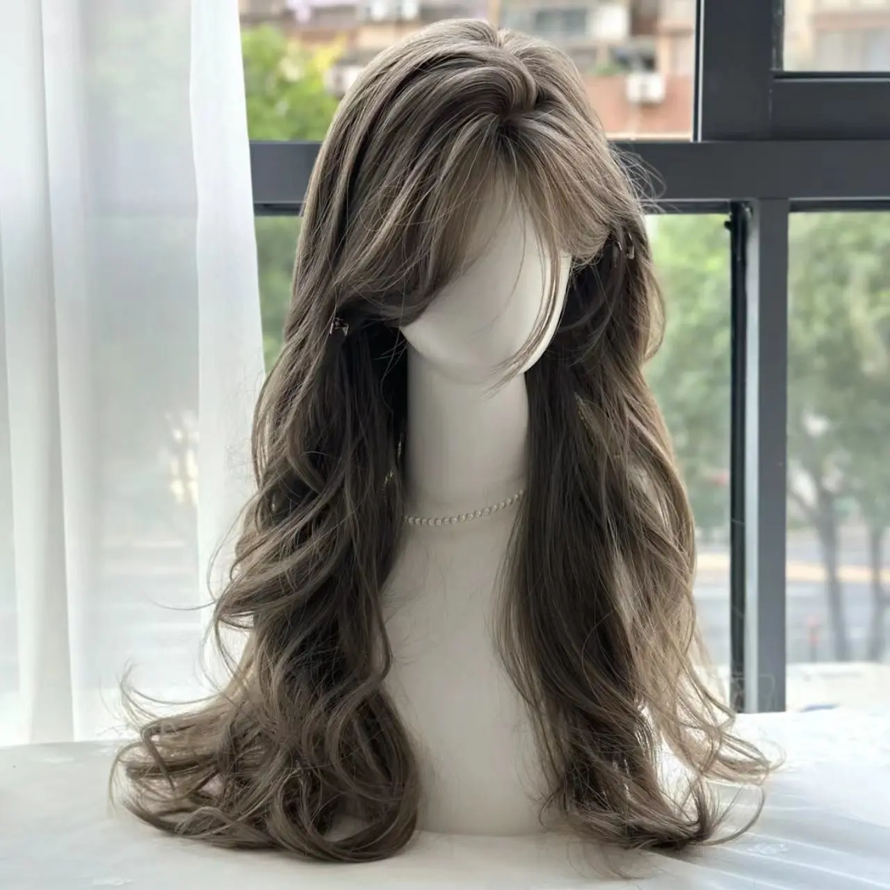 Tóc Giả Nữ, Màu Xám Bạc Và Nâu, Tóc Xoăn Dài, Tóc Mái, Phong Cách Nữ Tiên Nhẹ Nhàng, Thích Hợp Cho Năm 2024, Màu Xám Bạc Và Nâu
