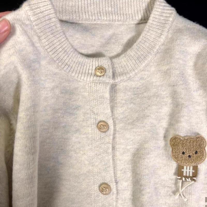 Product Introduction of Áo Len Cừu, Lõi, Dễ Phối Đồ Mùa Thu, Áo Cardigan Mềm Mại Và Nếp, Phong Cách Hàn Quốc, Thiết Kế Gấu Nhỏ Dễ Thương, Phong Cách Preppy Áo Khoác, Áo Ngắn 4