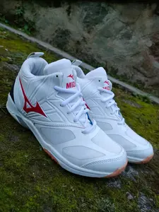 Sepatu olahraga mizuno wave momentum 2 mid sepatu olahraga voly/ lari / batminton keren Voli Voly