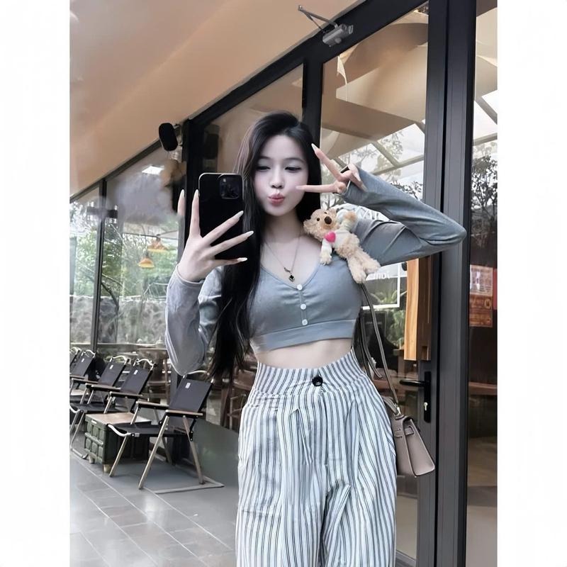 Product Introduction of Set bộ nữ áo croptop tăm lạnh thiết kế cổ tim đính gấu dài tay kèm quần dài ống suông xinh xắn thích hợp cho các nàng diện đi chơi. Women top 16