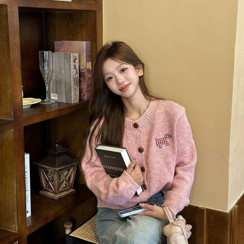 Product Introduction of Áo Len Dệt Kim Cardigan, Áo Khoác Mỏng Và Rộng, Thêu, Kẹo Vá Chó chó Con, Phong Cách Ngọt Ngào Hàng Mới Về 2024 Nữ Top Nữ Top Women Khuy Màu Hồng aolennu 8
