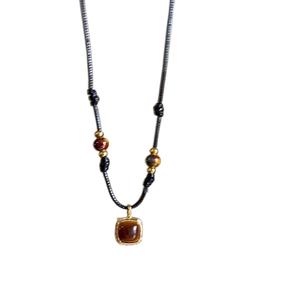 สร้อยคอหนังถักลายตาเสือพร้อมส่งปี 2025 สำหรับฤดูใบไม้ร่วงและฤดูหนาว สไตล์เรโทรที่ได้รับความนิยมใหม่ ประกอบด้วยดีไซน์เฉพาะตัว เหมาะสำหรับผู้ชายยุคใหม่ แฟชั่นระดับพรีเมียม น้ำหนักเบา เครื่อง ประดับ ผู้หญิง กําไล ข้อมือ แฟชั่น เครื่องประดับ เกาหลี