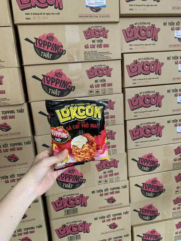 Thùng 24 Gói Mì trộn LÓKCÓK Xốt Topping Thật -Gà Cay Phô Mai Vị ngon đường phố (x100G) 2