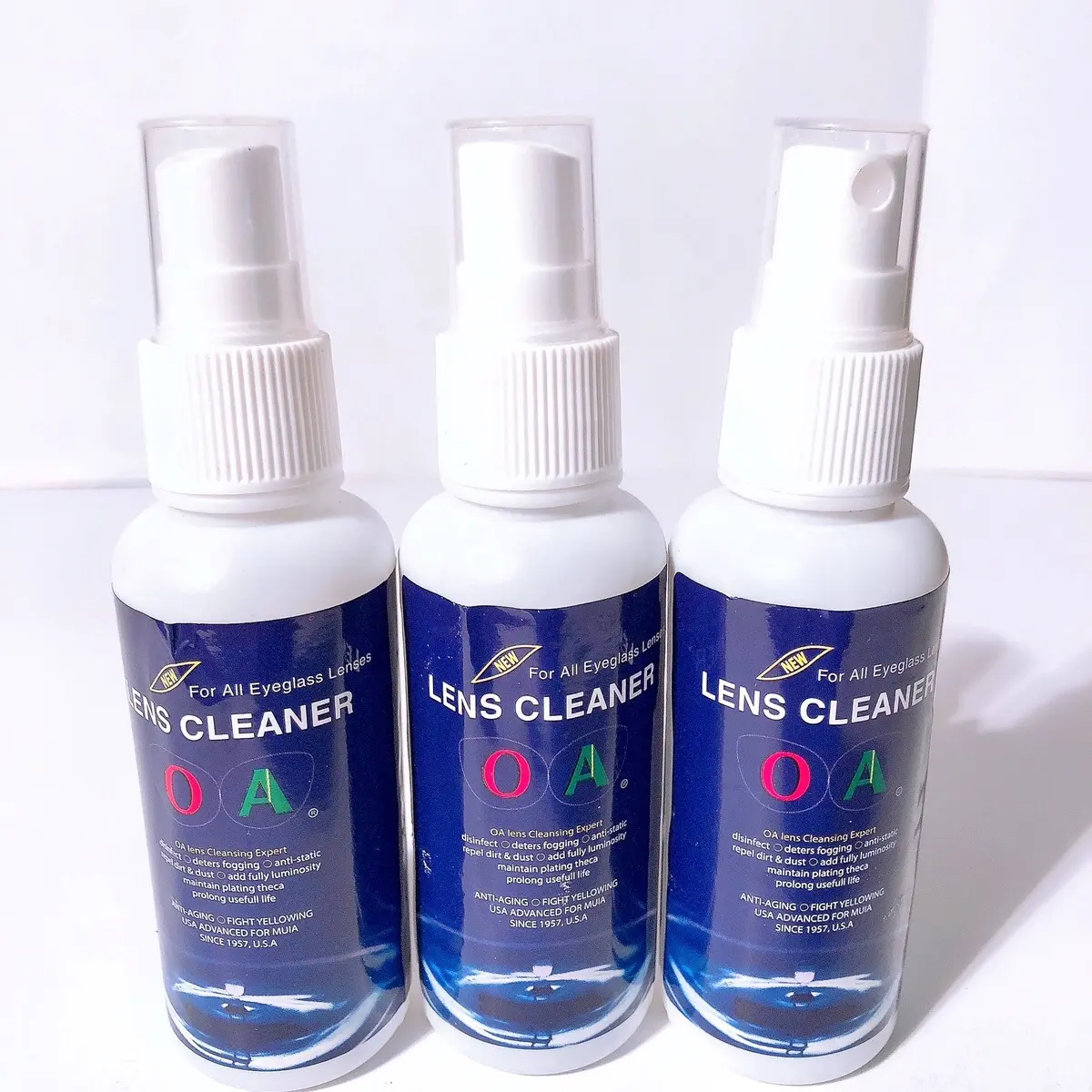 Nước lau kính mắt đang xịt làm sạch trong kính