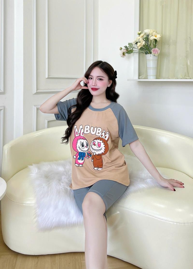 Product Introduction of Bộ đồ lửng tăm hàn phối lubabu dễ thương,chất thun tăm hàn mềm mại,thoáng mát,co giãn bốn chiều tăng độ thỏa mái khi mặc,quần có túi sâu rất tiện lợi. Thời Trang Tuyết Nhi. Nữ Women Áo Quần Ngủ Top Voi 31