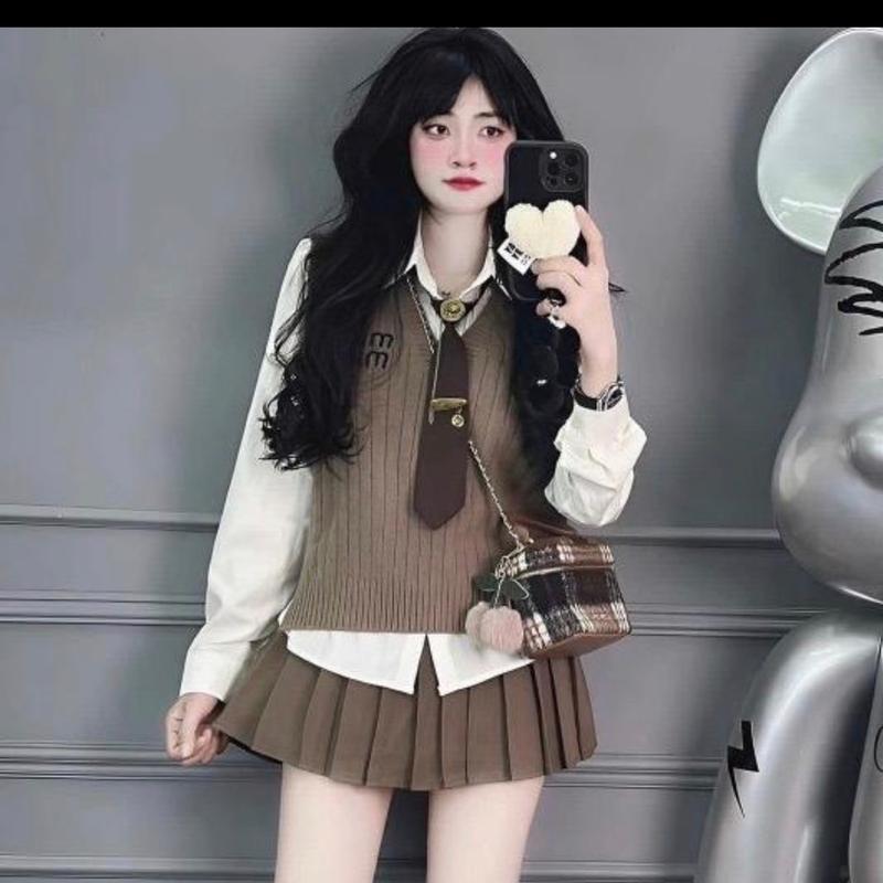 Áo len jile chữ thêu kèm sơ mi và cà vạt