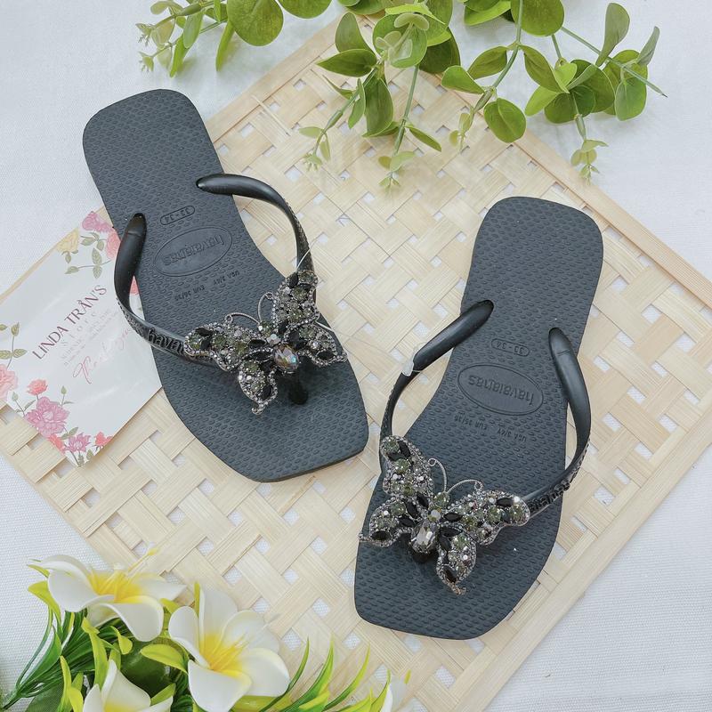 DÉP HAVAIANAS ĐẾ VUÔNG CHARM B.TRÀ ĐEN - LINDATRAN