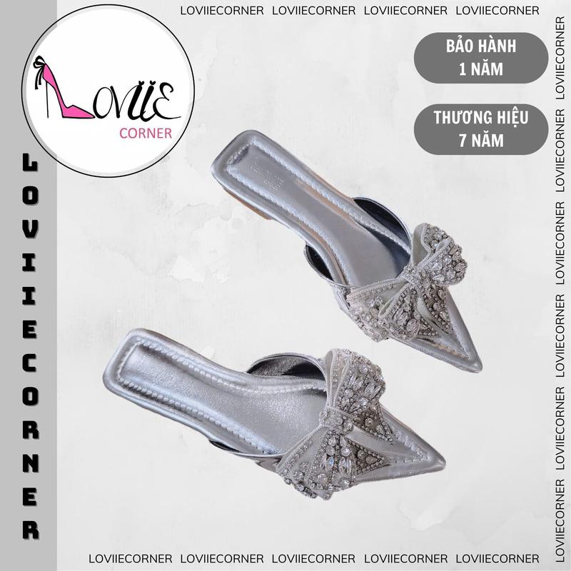 LOVIIECORNER - DÉP NỮ MŨI NHỌN QUAI NGANG GẮN NƠ ĐÍNH ĐÁ - SANDAL THỜI TRANG HỞ HẬU CÀI NƠ ĐÍNH ĐÁ - GUỐC CAO GÓT THỜI TRANG NƠ ĐÁ - D250143 - S250109 - D241282