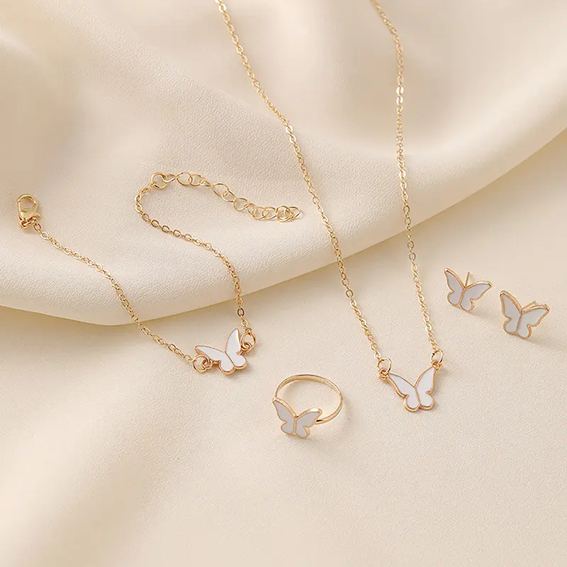 Bộ Vòng Cổ Bướm, Thời Trang Tinh Tế Và Đơn Giản, Dễ Phối Đồ, Bao Gồm Vòng Tay, Hoa Tai Và Nhẫn, Dành Cho Phụ Nữ Và Trẻ Em Gái, Thích Hợp Cho Tiệc Cưới, Tuyệt Vời Làm Quà Tặng, 1 Bộ